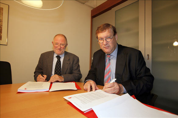 wethouder versluijs ondertekent het convenant